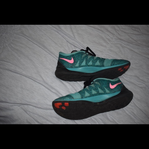 Women’s Nike shoes - Picture 3 of 6